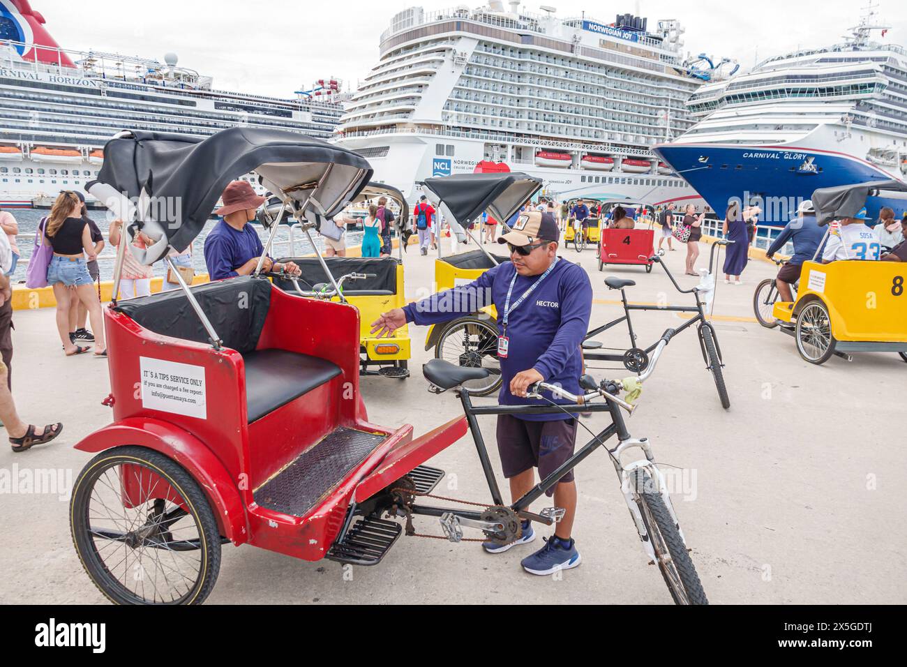 Cozumel Mexiko, Kreuzfahrthafen Pier, norwegisches Schiff Joy Cruise Line, 7-tägige Karibikroute, angedocktes Royal Caribbean Wonder of the Seas, Carnival Glory, Stockfoto