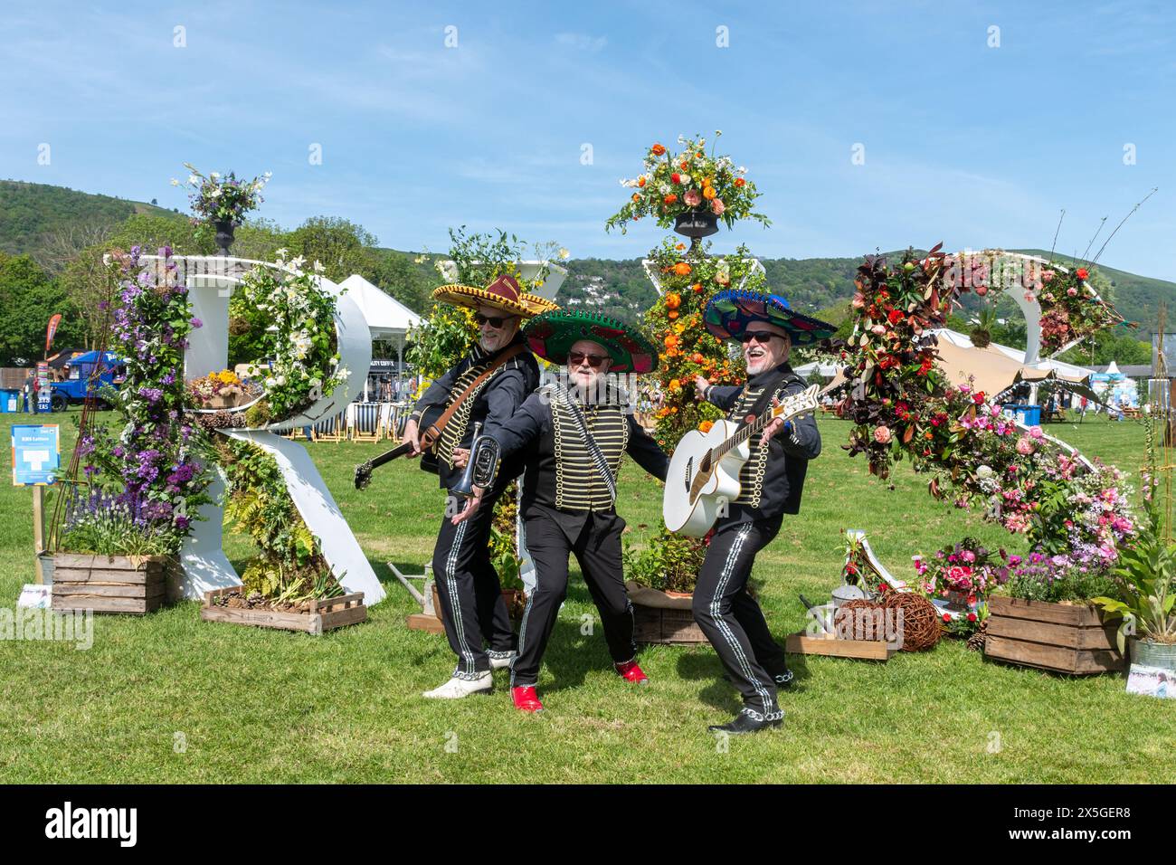 Mai 2024. Das RHS Malvern Spring Festival wurde heute an einem warmen sonnigen Tag eröffnet. Tausende von Besuchern besuchten die jährliche Blumenausstellung auf dem Three Counties Showground in Malvern, Worcestershire, England, Großbritannien. Die Veranstaltung findet über 4 Tage statt und endet am 12. Mai 2024. Stockfoto