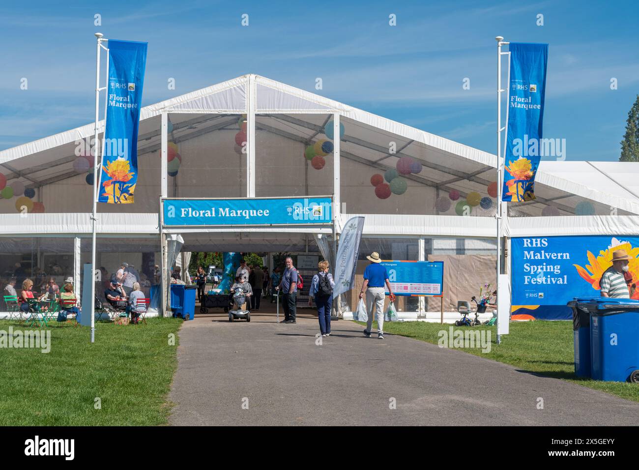 Mai 2024. Das RHS Malvern Spring Festival wurde heute an einem warmen sonnigen Tag eröffnet. Tausende von Besuchern besuchten die jährliche Blumenausstellung auf dem Three Counties Showground in Malvern, Worcestershire, England, Großbritannien. Die Veranstaltung findet über 4 Tage statt und endet am 12. Mai 2024. Stockfoto