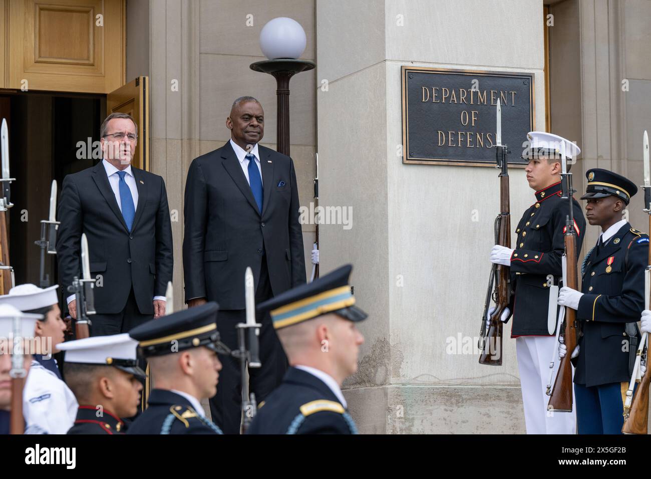 Arlington, Vereinigte Staaten Von Amerika. Mai 2024. Arlington, Vereinigte Staaten von Amerika. Mai 2024. US-Verteidigungsminister Lloyd J. Austin III., rechts, steht für die Nationalhymnen mit dem deutschen Verteidigungsminister Boris Pistorius, links, während der Ankunftszeremonie im Pentagon am 9. Mai 2024 in Arlington, Virginia. Kredit: TSgt. Jack Sanders/DOD/Alamy Live News Stockfoto