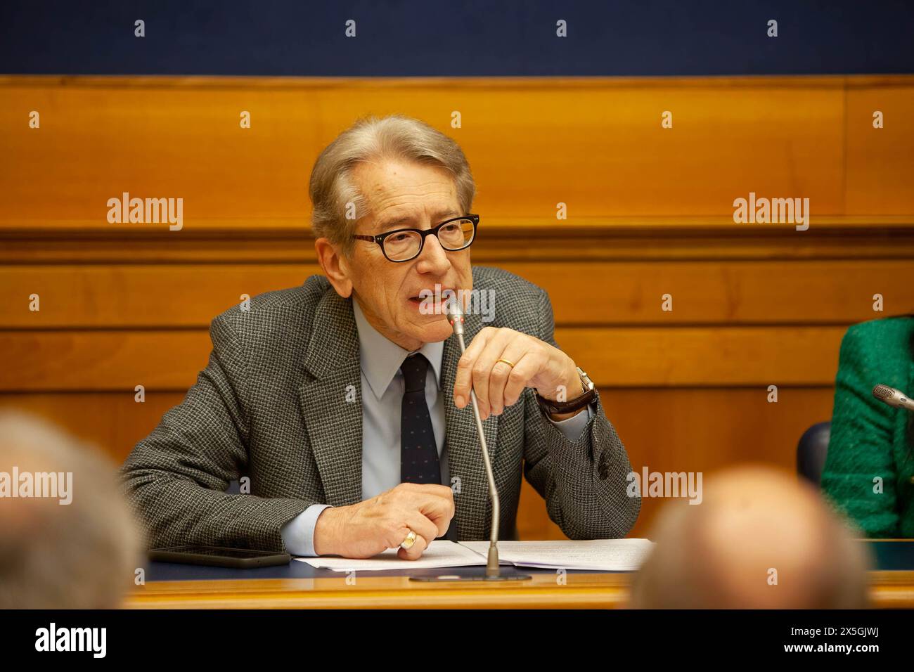 Senator Giuliomaria Terzi, ehemaliger Außenminister, spricht auf der Konferenz. Pressekonferenz im italienischen Parlament zur Präsentation des Aufrufs "Unterstützung von Freiheit und Widerstand im Iran für Frieden und Sicherheit in der Welt". Die Berufung wurde von mehr als 200 Abgeordneten unterzeichnet, die Mehrheit der Abgeordneten der Kammer, die sich einer parteiübergreifenden Initiative angeschlossen haben und an alle Regierungen appellieren, den 10-Punkte-Plan von Maryam Rajavi, der designierten Präsidentin des Nationalen Widerstandsrates Irans (NCRI), zu unterstützen, erkennen das Recht der Widerstandseinheiten an, sich der Revolutionsgarde (IRGC) zu stellen und d Stockfoto