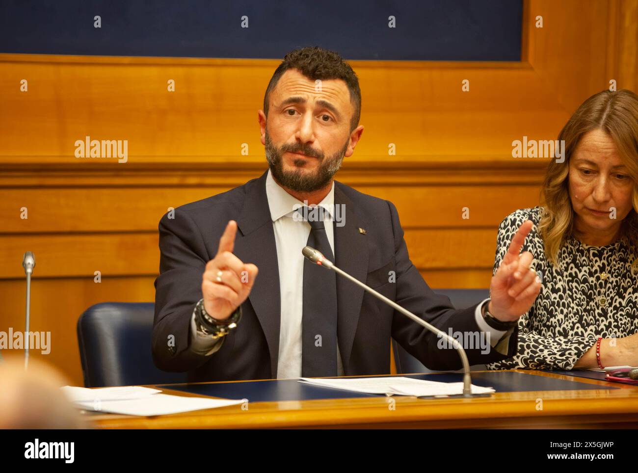 Emanuele Pozzolo, Abgeordneter, spricht auf der Konferenz. Pressekonferenz im italienischen Parlament zur Präsentation des Aufrufs "Unterstützung von Freiheit und Widerstand im Iran für Frieden und Sicherheit in der Welt". Die Berufung wurde von mehr als 200 Abgeordneten unterzeichnet, die Mehrheit der Abgeordneten der Kammer, die sich einer parteiübergreifenden Initiative angeschlossen haben und alle Regierungen auffordern, den 10-Punkte-Plan von Maryam Rajavi, designierter Präsident des Nationalen Widerstandsrates des Iran (NCRI), zu unterstützen, erkennen das Recht der Widerstandseinheiten an, sich der Revolutionsgarde (IRGC) zu stellen und sie als terroristische Organisation zu benennen. Stockfoto