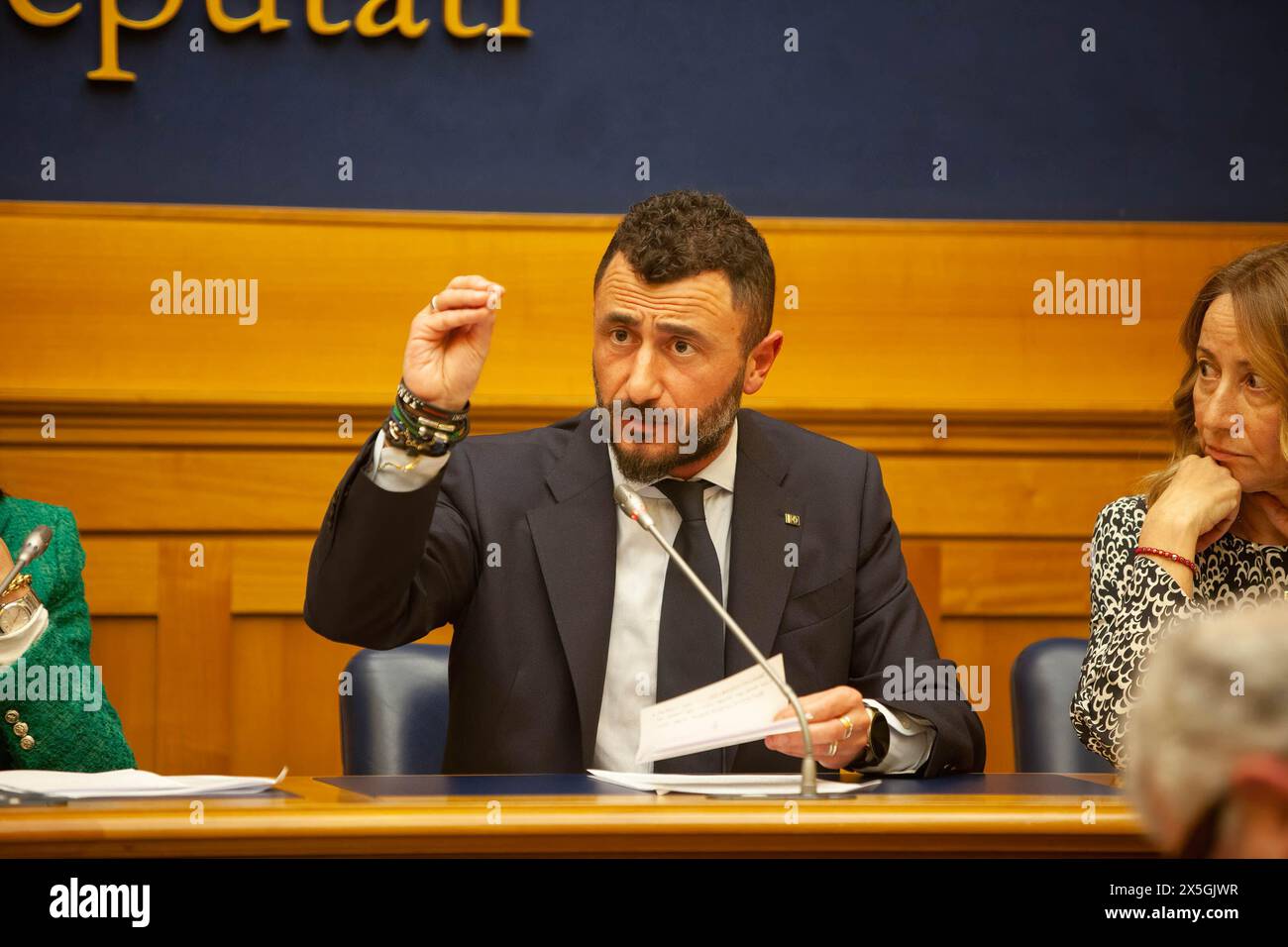 Emanuele Pozzolo, Abgeordneter, spricht auf der Konferenz. Pressekonferenz im italienischen Parlament zur Präsentation des Aufrufs "Unterstützung von Freiheit und Widerstand im Iran für Frieden und Sicherheit in der Welt". Die Berufung wurde von mehr als 200 Abgeordneten unterzeichnet, die Mehrheit der Abgeordneten der Kammer, die sich einer parteiübergreifenden Initiative angeschlossen haben und alle Regierungen auffordern, den 10-Punkte-Plan von Maryam Rajavi, designierter Präsident des Nationalen Widerstandsrates des Iran (NCRI), zu unterstützen, erkennen das Recht der Widerstandseinheiten an, sich der Revolutionsgarde (IRGC) zu stellen und sie als terroristische Organisation zu benennen. Stockfoto