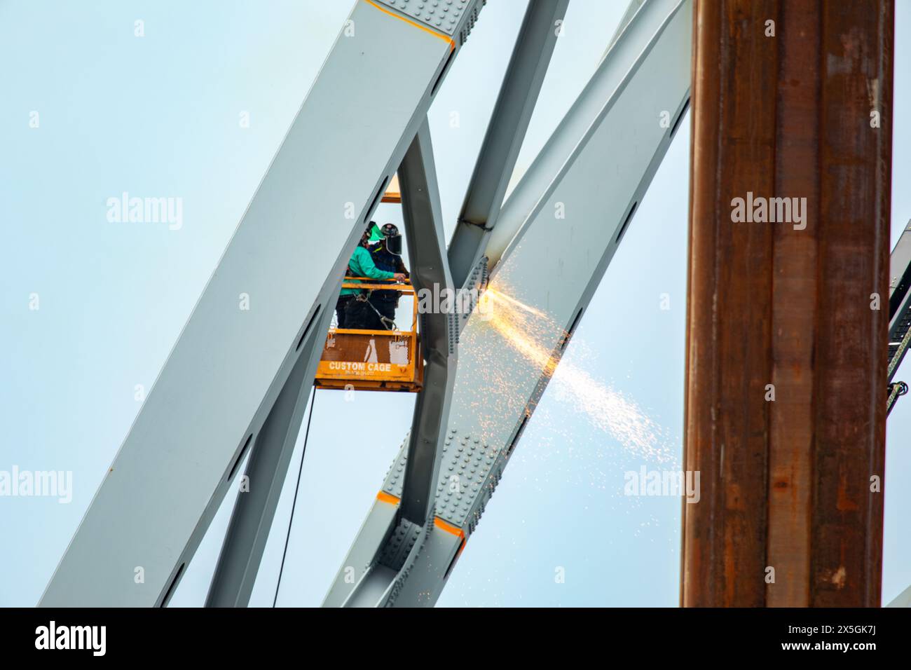 U.S. Army Corps of Engineers, Baltimore District, Vereinigte Staaten. Mai 2024. Salvors with the Unified Command setzt Wrack-Entfernung am 7. Mai 2024 während der Key Bridge Response 2024 fort. Die Beseitigung von Trümmern und Wrackteilen wird fortgesetzt, um die sichere und effiziente Öffnung des Fort McHenry Channel zu unterstützen. (Foto des U.S. Army Corps of Engineers von Christopher Rosario) Credit: Christopher Rosario/USA Army Corps of Engineers, Bezirk Baltimore/Alamy Live News Stockfoto