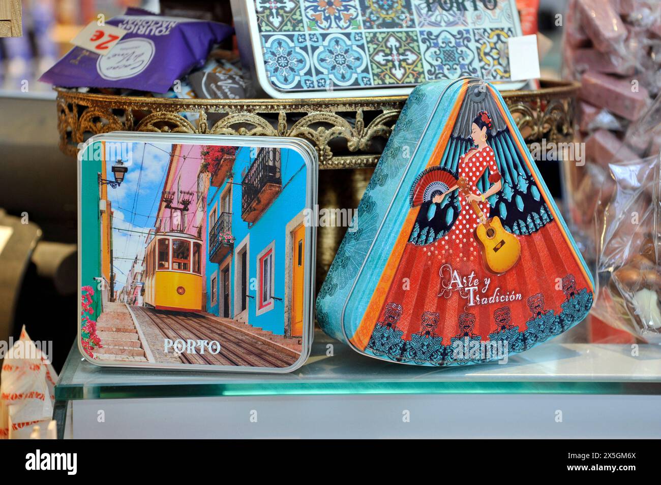 Süßigkeiten in bunten Geschenkboxen zum Verkauf auf dem Marktplatz in Porto, Portugal, Europa Stockfoto