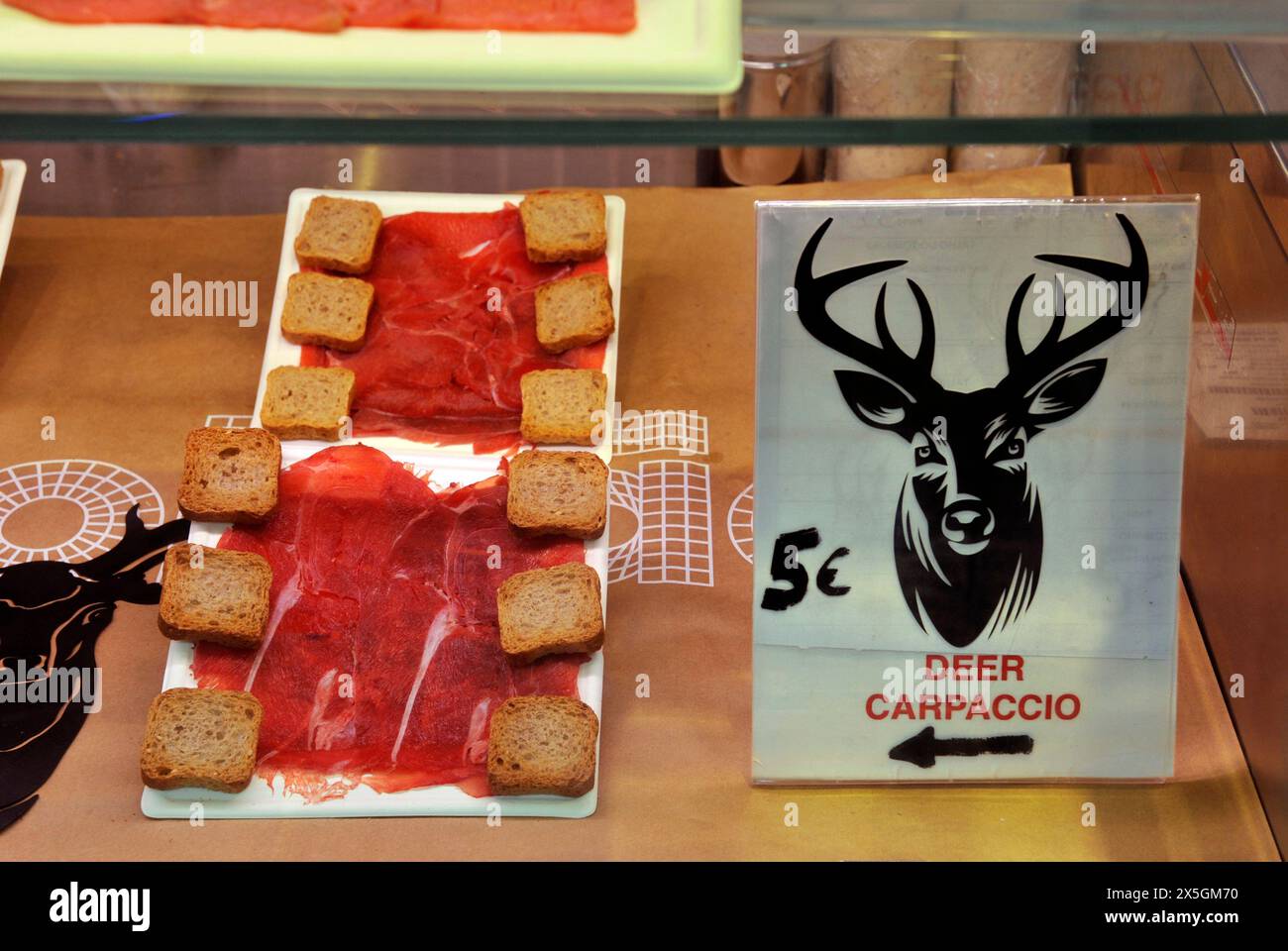Wurststücke von Hirschfleisch auf dem Marktplatz in Porto, Portugal, Europa Stockfoto
