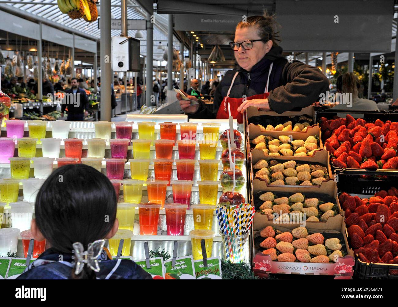 Ein Verkäufer mit bunten Fruchtgetränken auf dem Bolhao Markt in Porto, Portugal, Europa Stockfoto