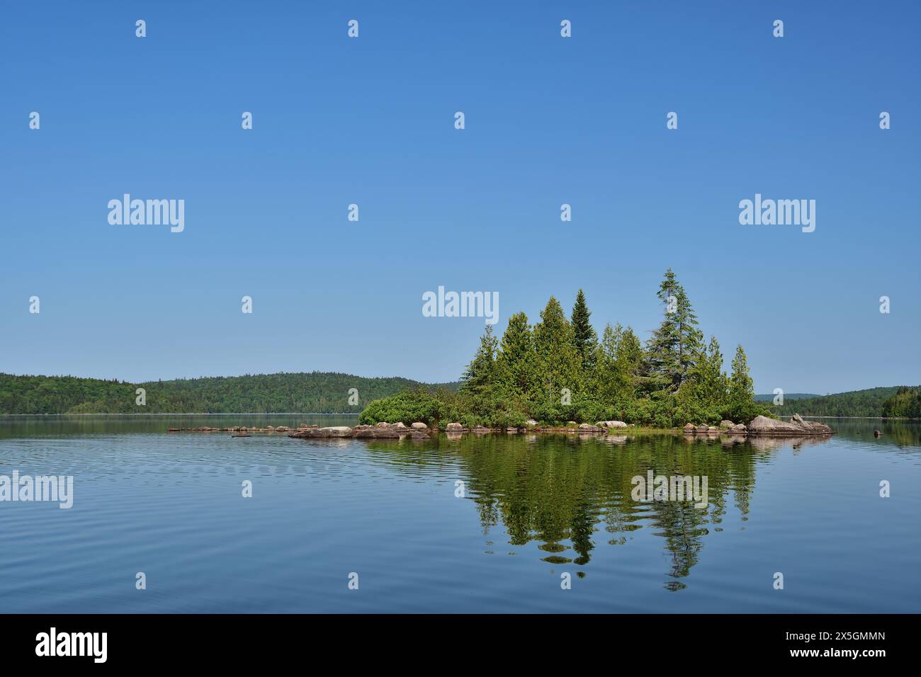 La Mauricie Nationalpark Caribou See. Ruhiger See mit kleiner Insel Stockfoto