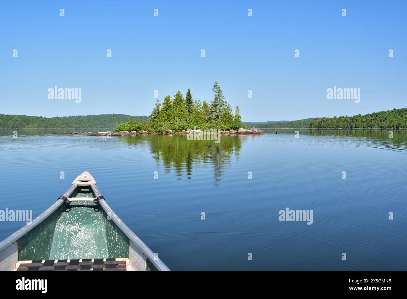 La Mauricie Nationalpark Caribou See. Der perfekte Tag, um mit dem Kanu auszugehen. Ruhiges Wasser für einen fantastischen Paddeltag. Ruhiger See mit kleiner Insel Stockfoto