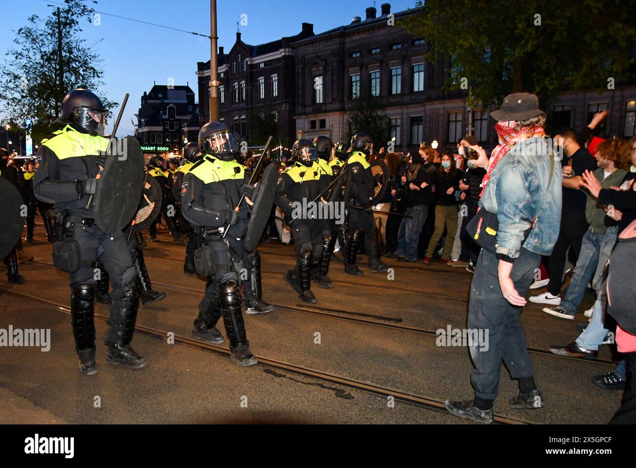 Amsterdam, Niederlande. 8. Mai 2024. Die Polizei beendete die Besetzung der UVA, aber der Protest ging weiter auf den Straßen. Einige Demonstranten wurden gewalttätig und die Polizei hat die Straße geräumt Stockfoto