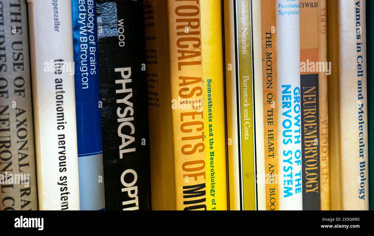 Physiologische Bücher in einer Medizinstudiumsbibliothek, Lehrbücher über das Nervensystem, Herz, Embryologie, Biologie, Neurowissenschaft, Medizin, Nachschlagewerke Stockfoto