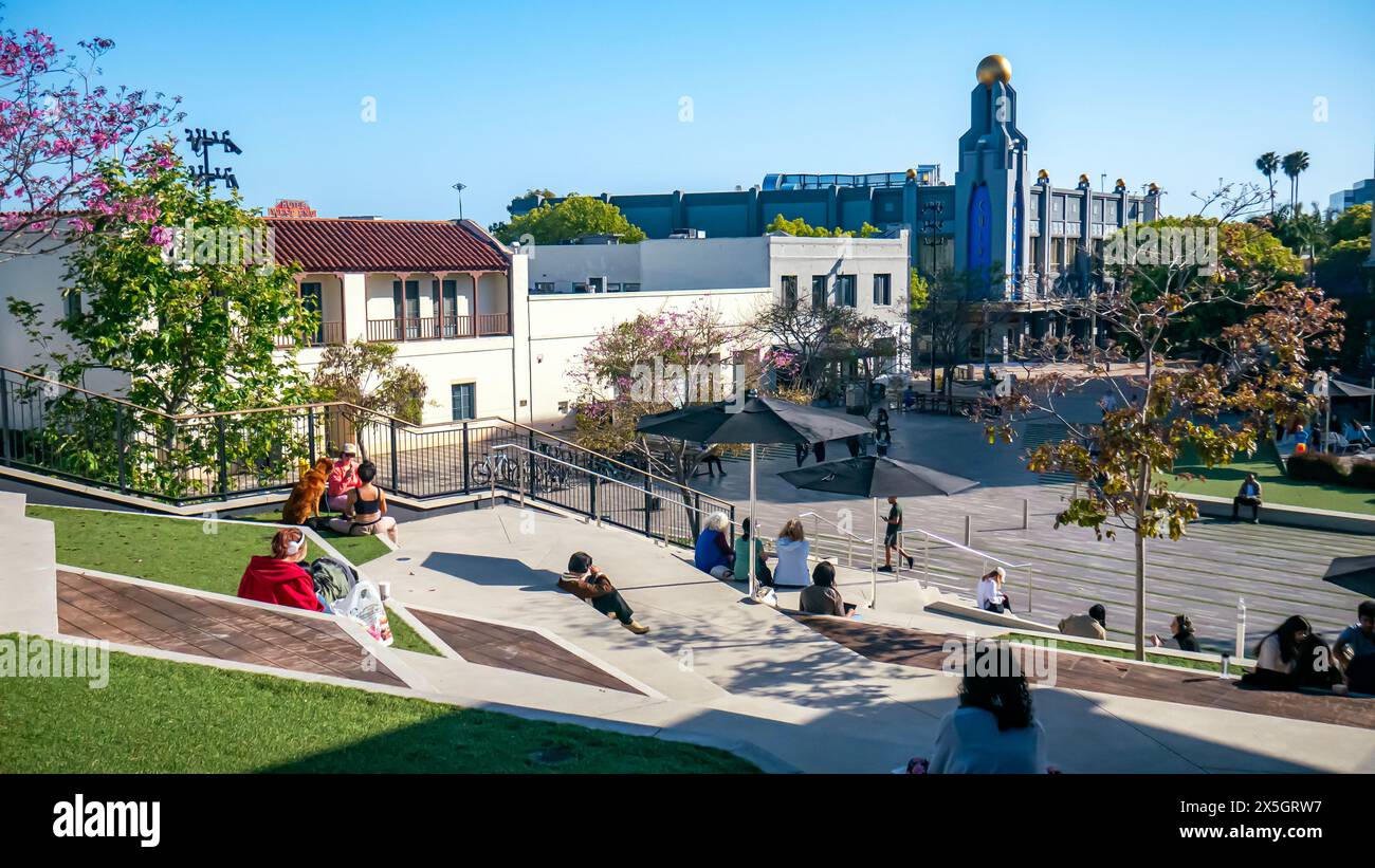 The Culver Steps in Culver City, Kalifornien, USA. Die Menschen entspannen sich an einem sonnigen Frühlingstag auf den Culver Steps und genießen den neuen öffentlichen Raum Stockfoto