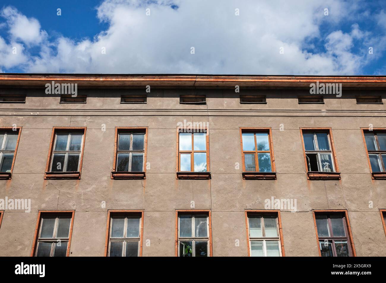Bild der Hauptfassade eines verlassenen Industriegebäudes in Jelgava, lettland. Stockfoto