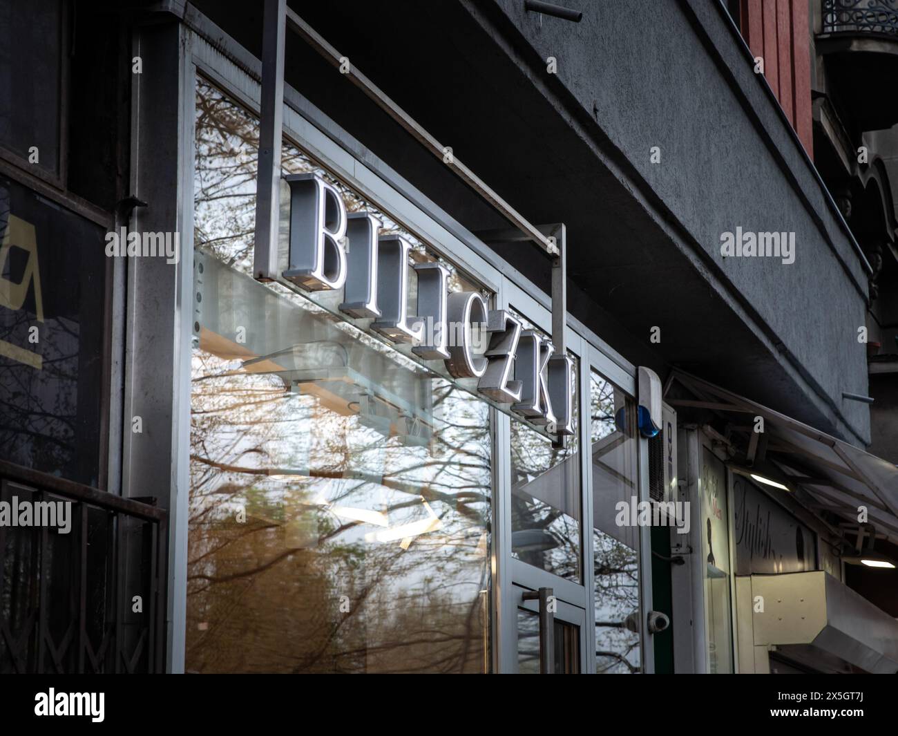 Bild eines Schildes mit dem Logo von Bilczki in belgrad, serbien. Biliczki ist eine Modemarke mit Sitz in Serbien, die für ihre Herstellung von hochwertigen Produkten bekannt ist Stockfoto