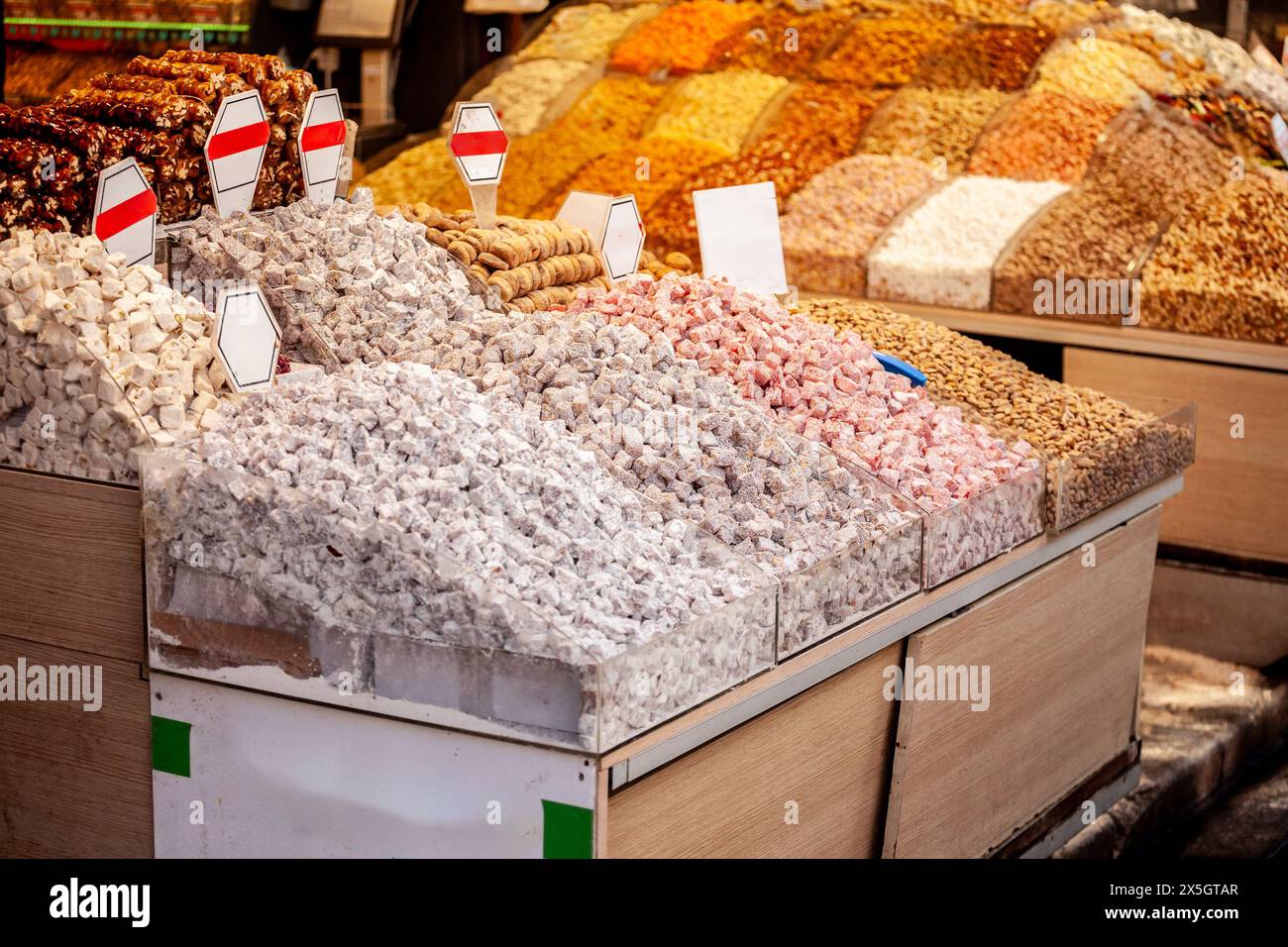 Bild von stapelweise türkischer Köstlichkeiten zum Verkauf in Istanbul. Turkish Delight oder Lokum ist eine Familie von Konfektionen, die auf einem Stärkegel und Zucker basieren. Vor Stockfoto