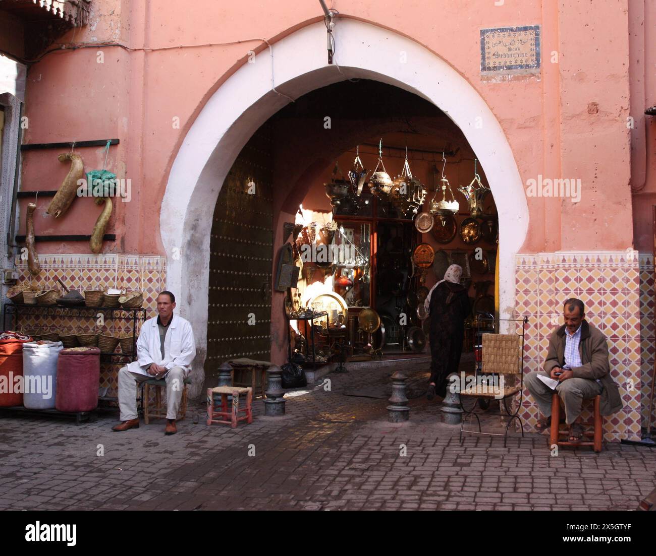 Straßenszenen aus Marrakesch Marokko, einschließlich verwinkelter Gassen durch den Souk und der Jemma el Fnaa bei Sonnenuntergang Stockfoto