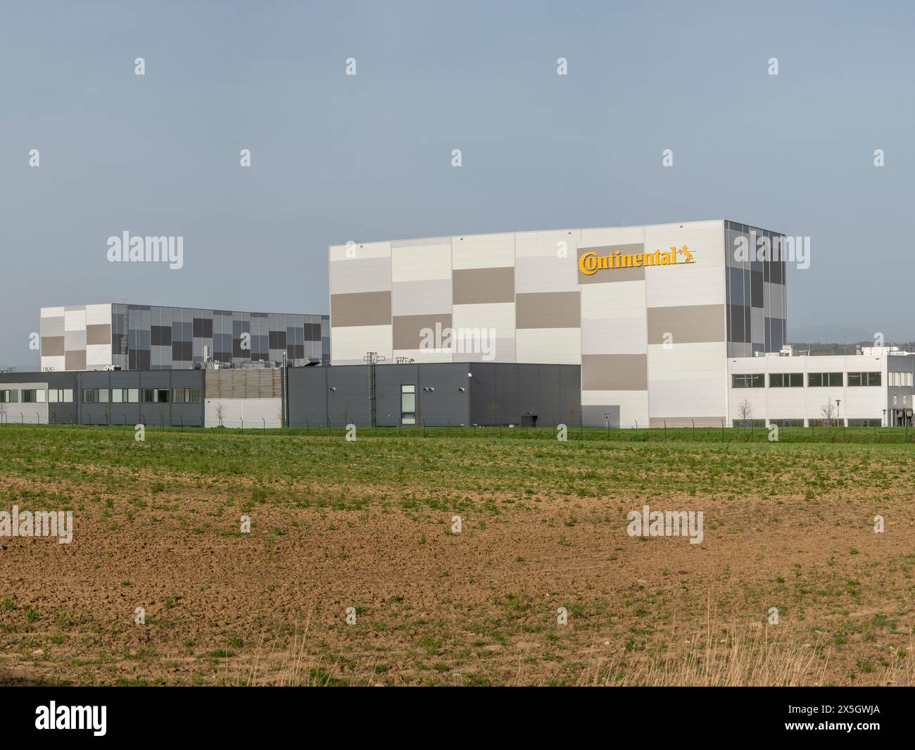 Zvolen, Slowakei - 30. März 2024: Continental Manufacturing Plant. Continental Automotive Systems Slovakia in Zvolen. Stockfoto