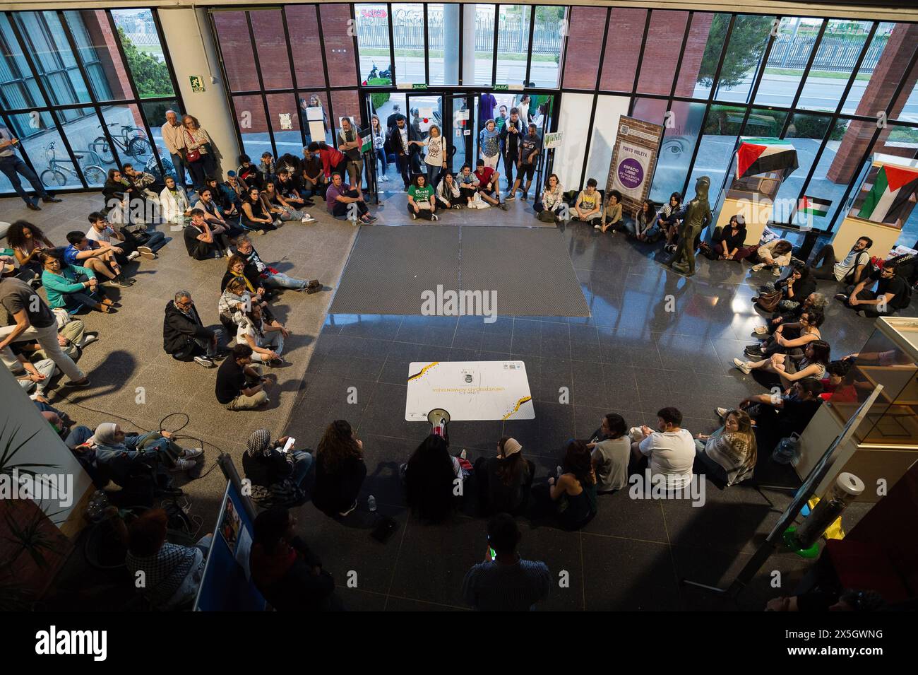 Malaga, Spanien. Mai 2024. Studenten und Demonstranten versammeln sich in einer Versammlung, während sie an einem Lager an der Universität Malaga teilnehmen, um das palästinensische Volk zu unterstützen und den Völkermord in Gaza zu bekämpfen. Dutzende von Studenten und Unterstützern haben auf dem Campus der Universität M·laga ein Lager eingerichtet, um ihre Solidarität zu zeigen und im Rahmen globaler Proteste gegen Israel an den Universitäten anderer Länder ein Ende des Waffenhandels und der Handelsbeziehungen mit Israel zu fordern. (Foto von Jesus Merida/SOPA Images/SIPA USA) Credit: SIPA USA/Alamy Live News Stockfoto