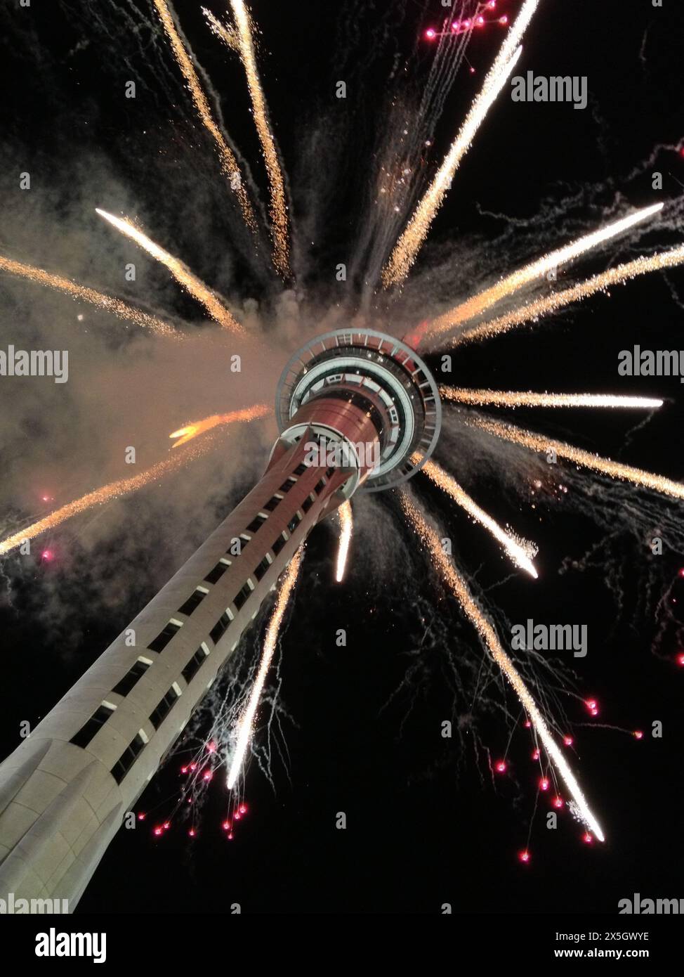 Auckland Sky Tower Neuseeland mit Feuerwerk Stockfoto