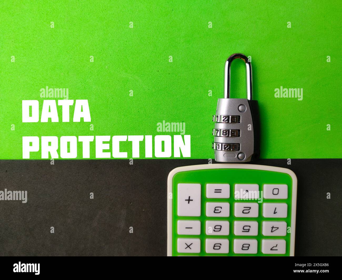 Vorhängeschloss von oben und Taschenrechner mit DATENSCHUTZ auf grünem und schwarzem Hintergrund. Stockfoto