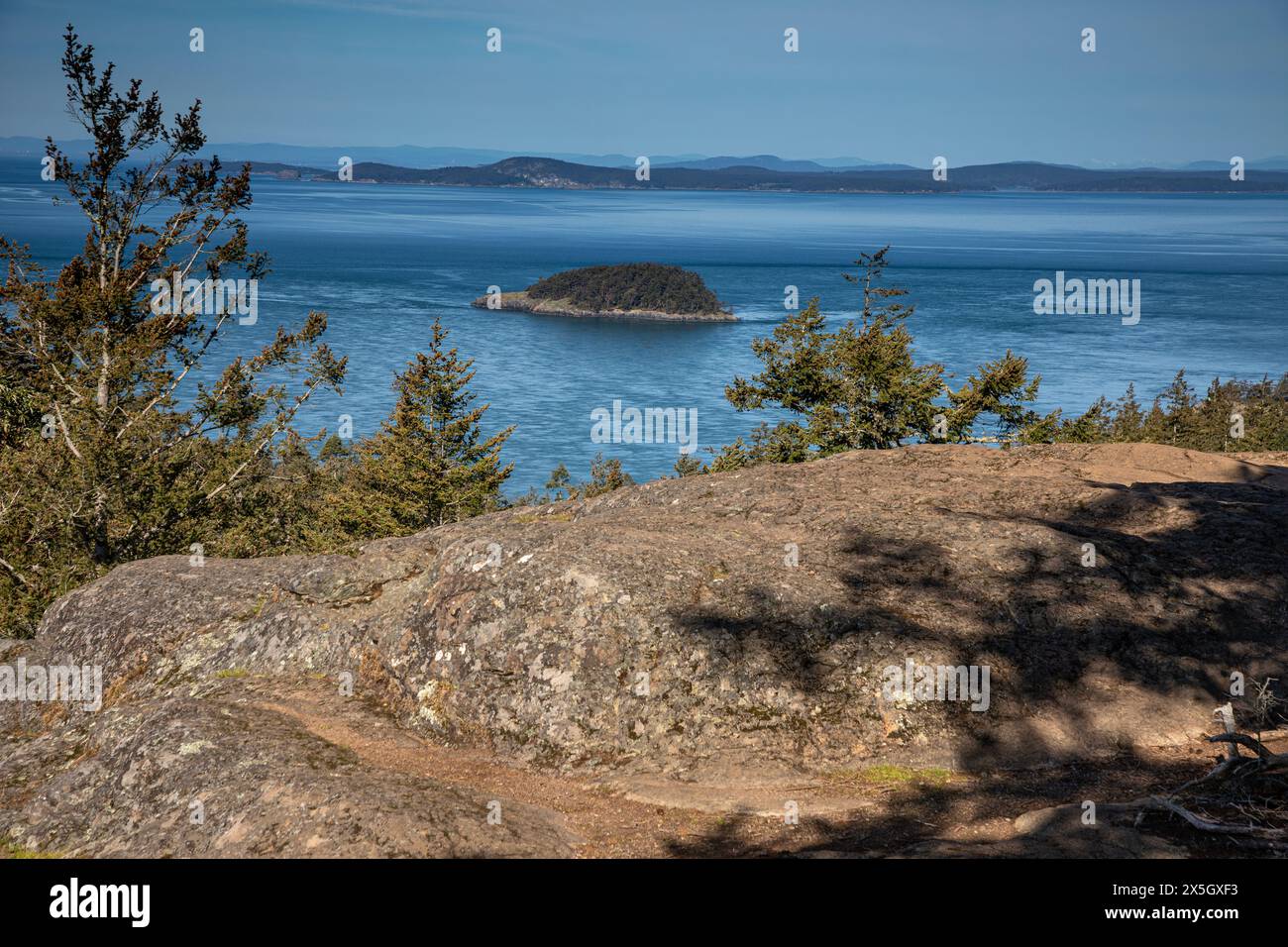 WA25207-00...WASHINGTON - Blick auf Deception Island und die größere Lopez Island vom Goose Rock im Deception Pass State Park. Stockfoto