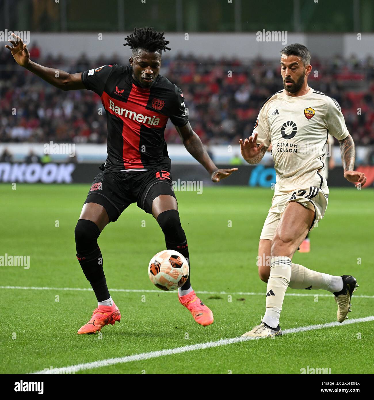 Leverkusen, Deutschland. Mai 2024. Edmond Tapsoba (L) von Bayer 04 Leverkusen streitet mit Leonardo Spinazzola von Roma während des zweiten Legspiels der UEFA Europa League zwischen Bayer 04 Leverkusen und Roma am 9. Mai 2024 in Leverkusen. Quelle: Ulrich Hufnagel/Xinhua/Alamy Live News Stockfoto