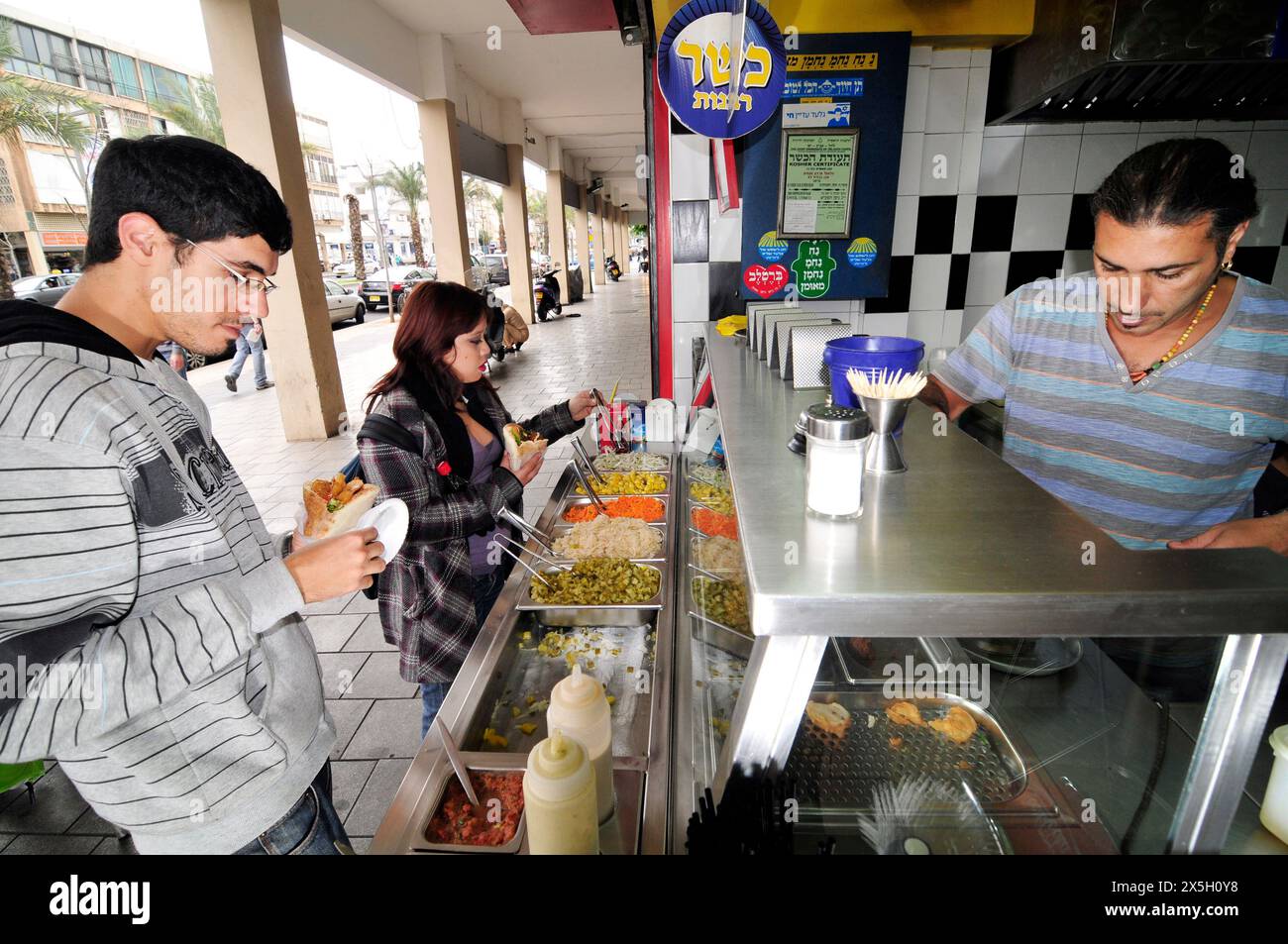 4 Flavors Falafel in der Ibn Gabirol Straße in Tel-Aviv, Israel. Stockfoto