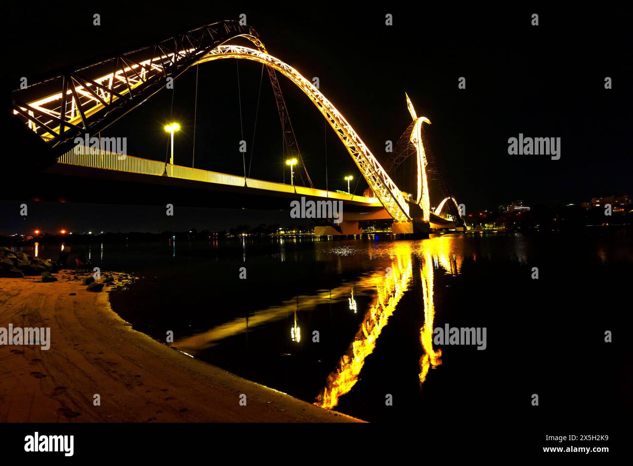 Matagarup Fußgängerbrücke bei Nacht, Burswood, Perth, Western Australia Stockfoto