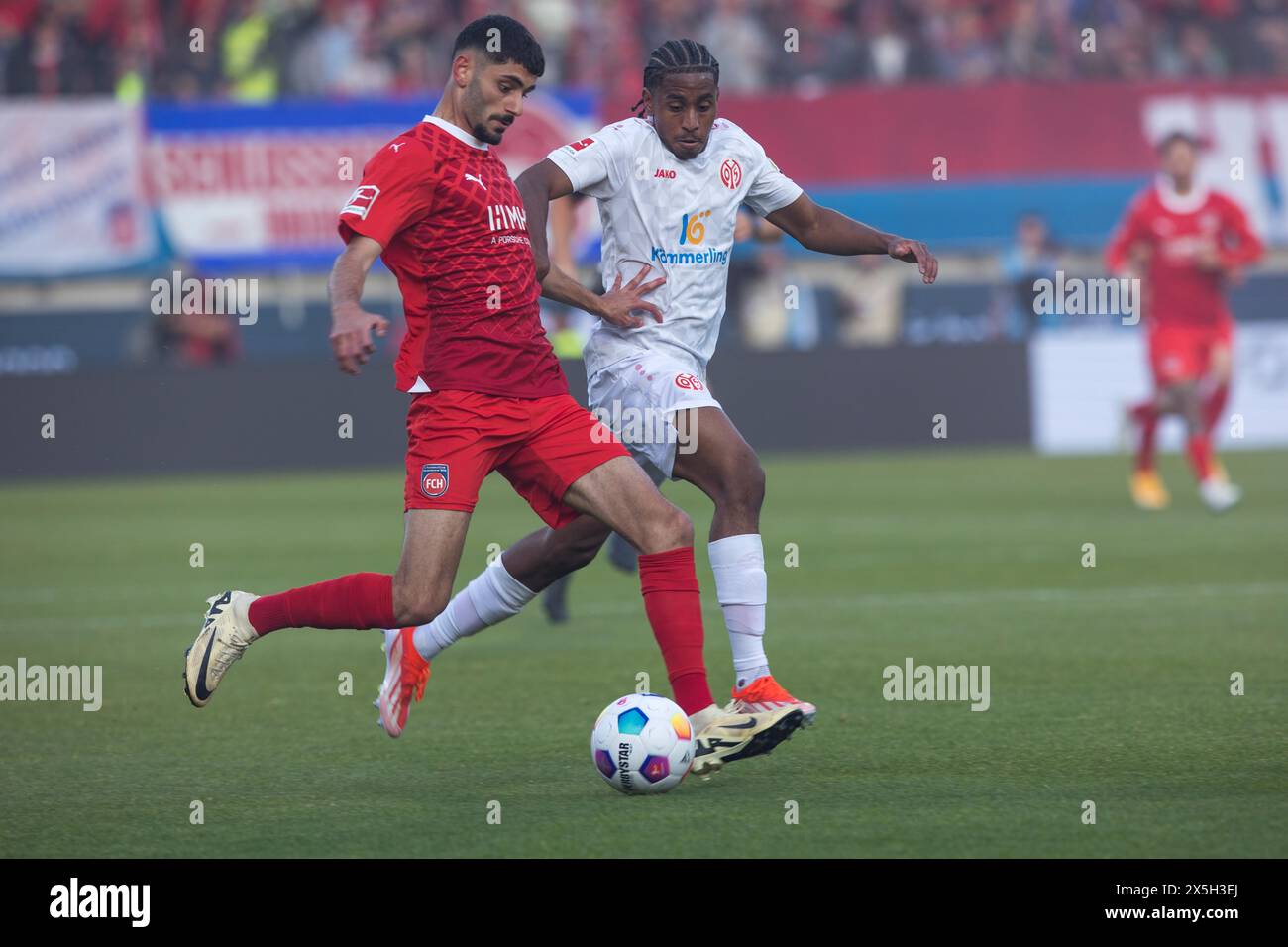 Das Fußballspiel Eren DINKCI 1.FC Heidenheim verließ den Ball im Duell mit Leandro BARREIRO MARTINS 1. FSV Mainz 05, Fußballstadion Voith-Arena Stockfoto