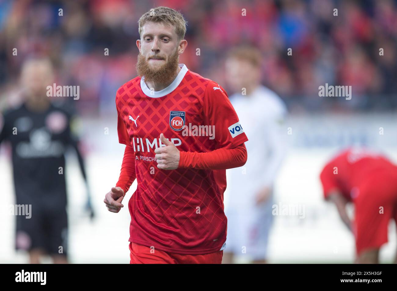 Fußballspiel Jan-Niklas BESTE 1.FC Heidenheim läuft, nachdenklich und gleichzeitig fokussiert auf den bevorstehenden Eckstoß, Voith-Arena Fußball Stockfoto