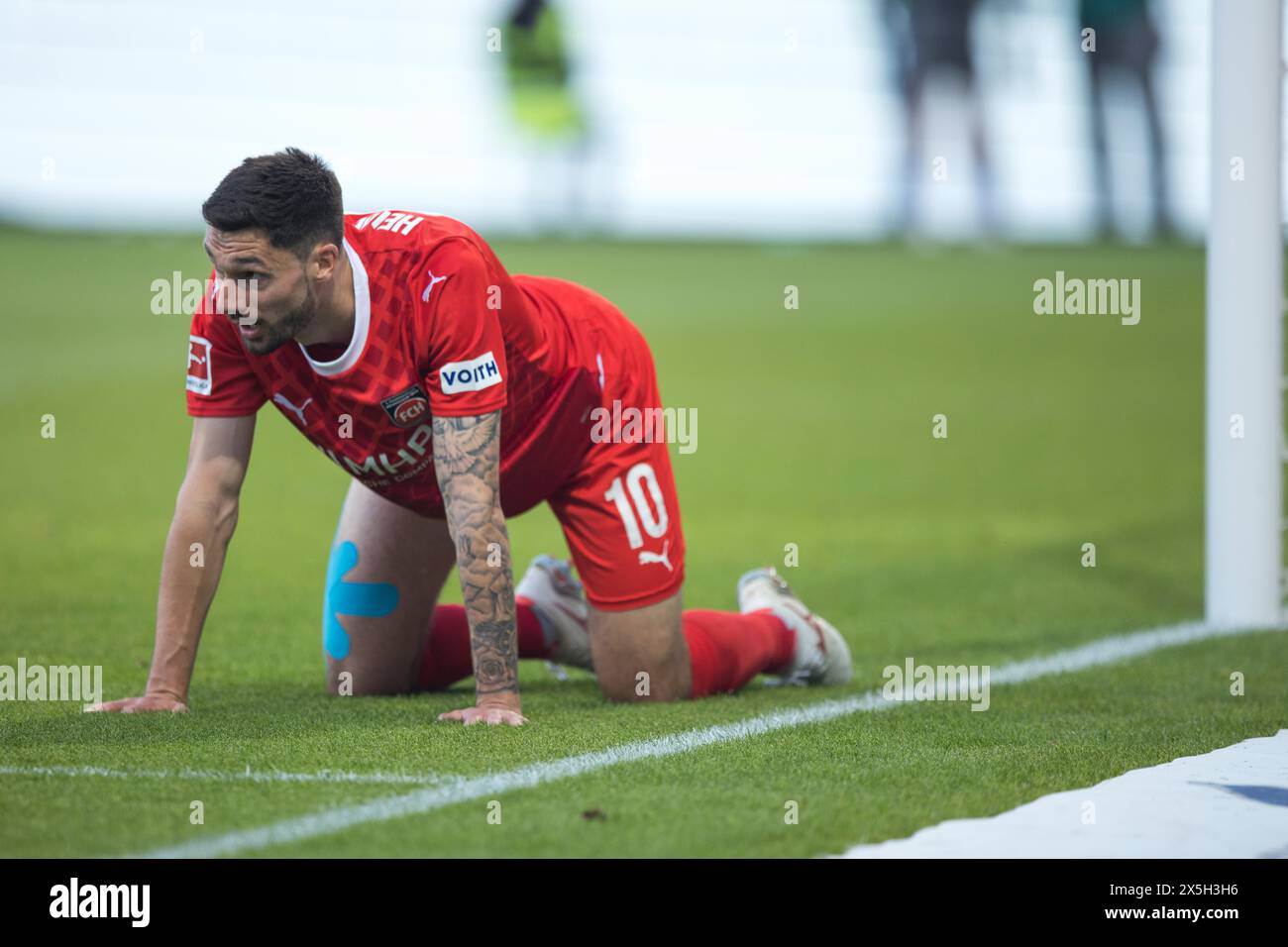 Fußballspiel Tim KLEINDIENST 1. FC Heidenheim erschöpft auf allen Vieren am Boden, Voith-Arena Fußballstadion, Heidenheim Stockfoto