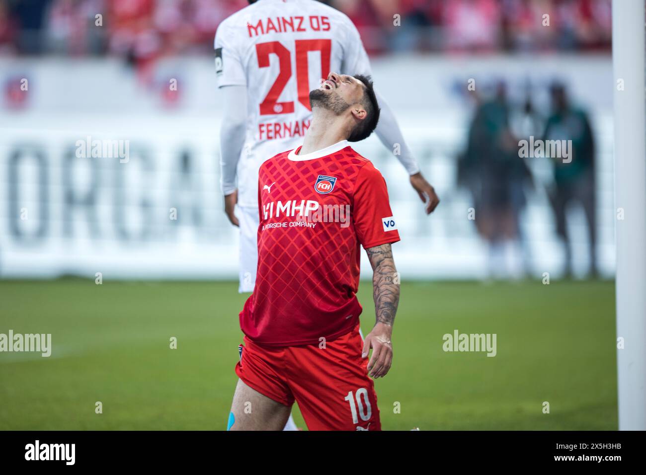 Fußballspiel Tim KLEINDIENST 1. Der FC Heidenheim kniete mit nach oben gestrecktem Kopf und offenem Mund, kaum zu glauben, dass er es verpasst hat Stockfoto