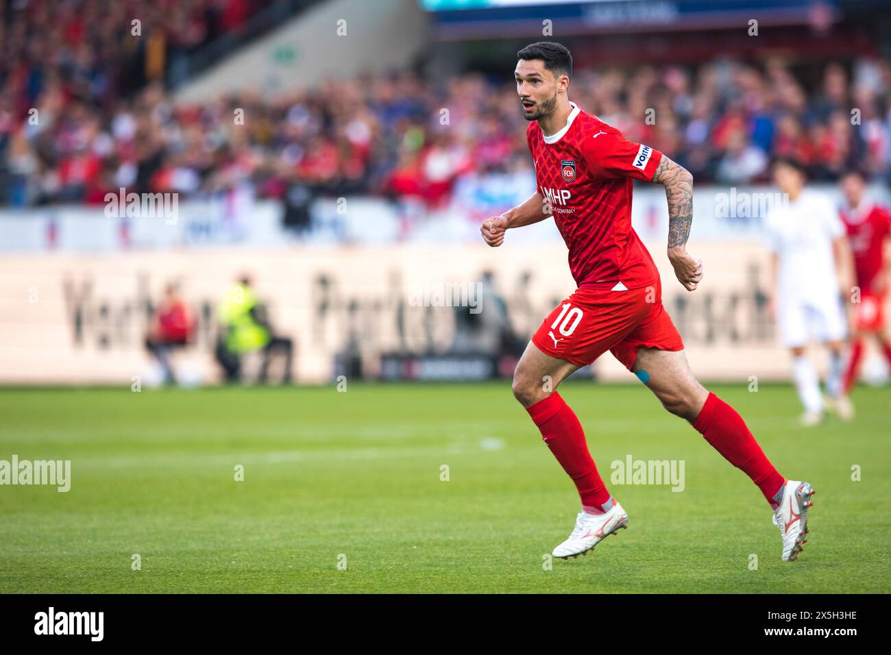 Fußballspiel Tim KLEINDIENST 1. Der FC Heidenheim konzentrierte sich mit offenem Mund beim Laufen, Fußballstadion Voith-Arena, Heidenheim Stockfoto