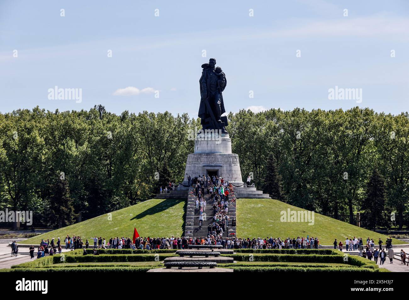 Gedenkfeier an der sowjetischen Gedenkstätte im Treptower Park für die im Zweiten Weltkrieg verstorbenen sowjetischen Soldaten, Berlin, 9. Mai 2024. Mai 1945 Stockfoto