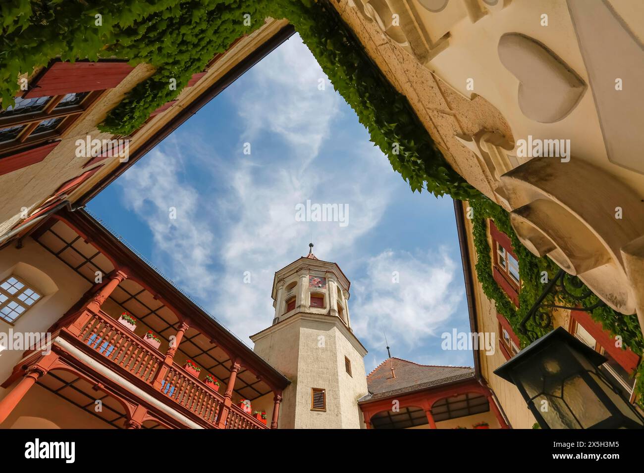 Schloss Brenz, Renaissanceschloss aus dem 17. Jahrhundert, Turm, Uhr, Innenhof, hölzerne Hofarkaden, Wahrzeichen der Gemeinde Stockfoto