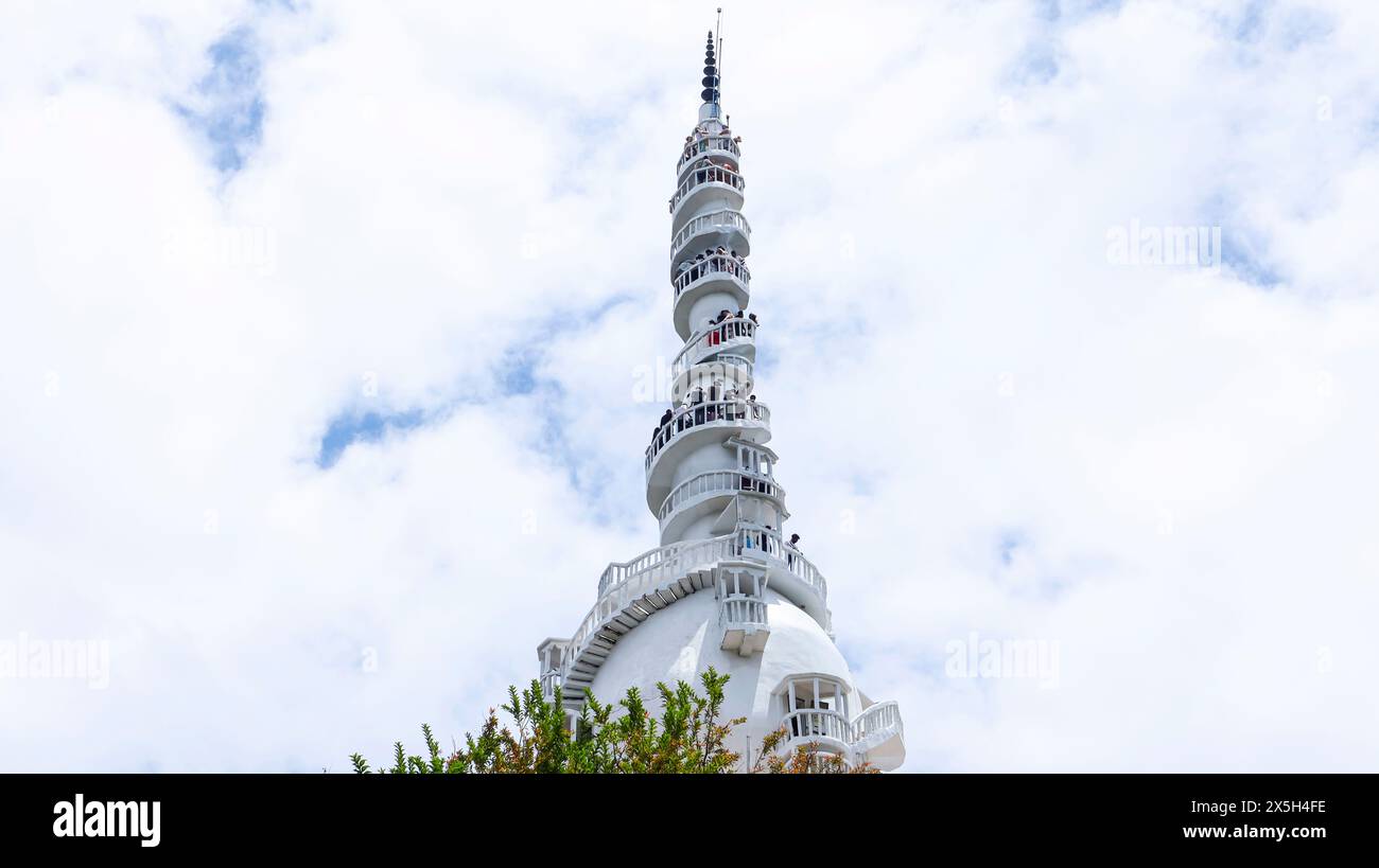 Blick auf den Ambuluwawa Tower, 48 Meter hoch, am Ambuluwawa Mountain, Gampola, Kandy, Sri Lanka. Gebaut zwischen 1997 und 2006 Stockfoto