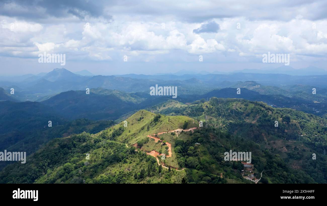 Blick auf die Ambuluwawa Hills vom Tower, Gampola, Kandy, Sri Lanka. Stockfoto