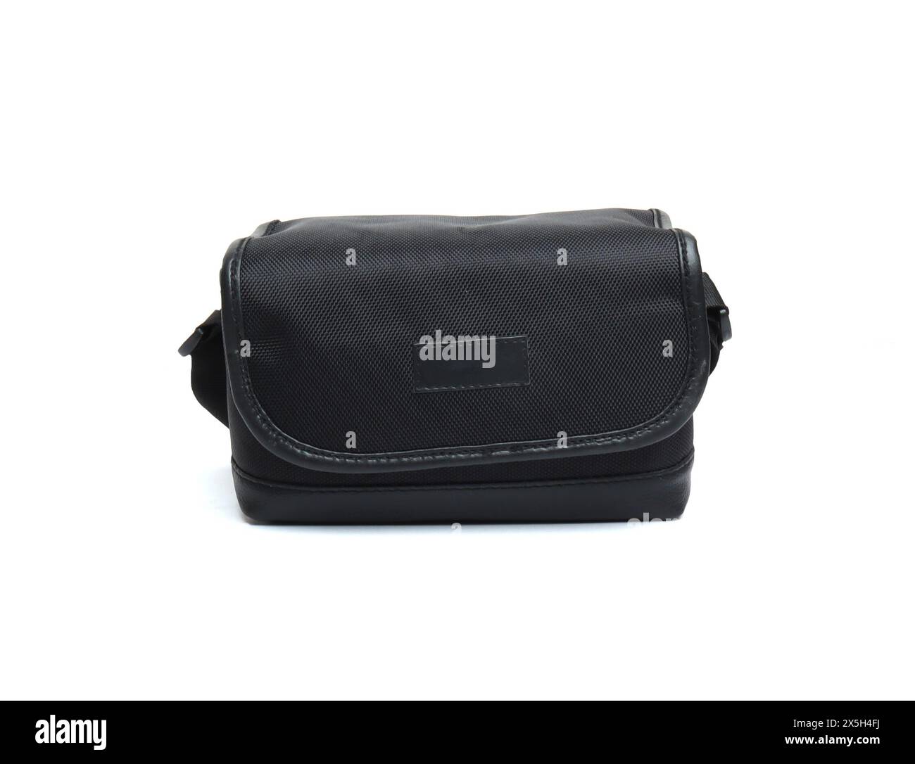 Schwarze kleine Tragetasche oder Kulturtasche isoliert auf weißem Hintergrund Stockfoto