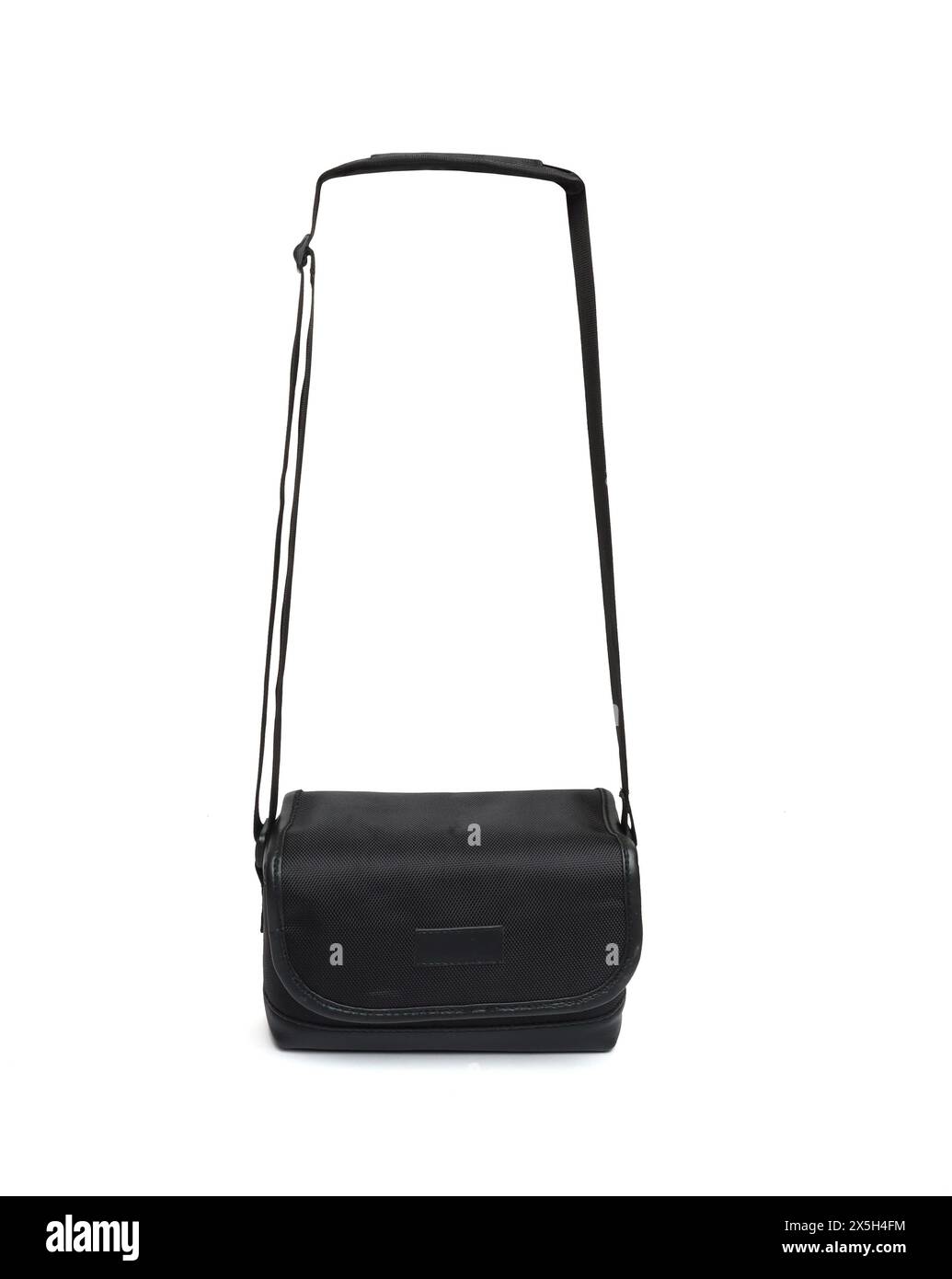 Schwarze kleine Tragetasche oder Kulturtasche isoliert auf weißem Hintergrund Stockfoto