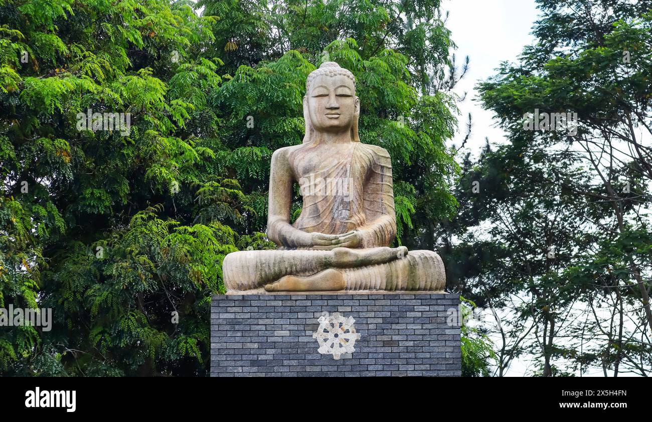 Statue des Buddha vor dem Ambuluwawa Tower, Gampola, Kandy, Sri Lanka Stockfoto