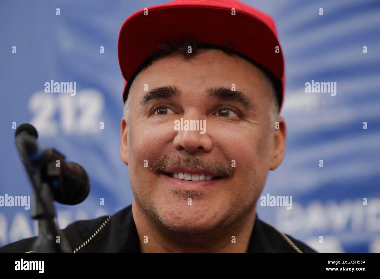 Mexiko-Stadt, Mexiko. Mai 2024. David LaChapelle, ein New Yorker Fotograf, spricht während einer Pressekonferenz im Palacio de Mineria in Mexiko-Stadt, wo er Einzelheiten zu seiner neuen Ausstellung „Love,“ gibt, die vom 11. Mai bis 13. Juli dieses Jahres für Besucher geöffnet wird. Die Ausstellung umfasst mehr als 100 Werke, die von 1985 bis heute entstanden sind, mit seiner neuen Serie „Viacrucis“. (Foto: Gerardo Vieyra/NurPhoto) Credit: NurPhoto SRL/Alamy Live News Stockfoto