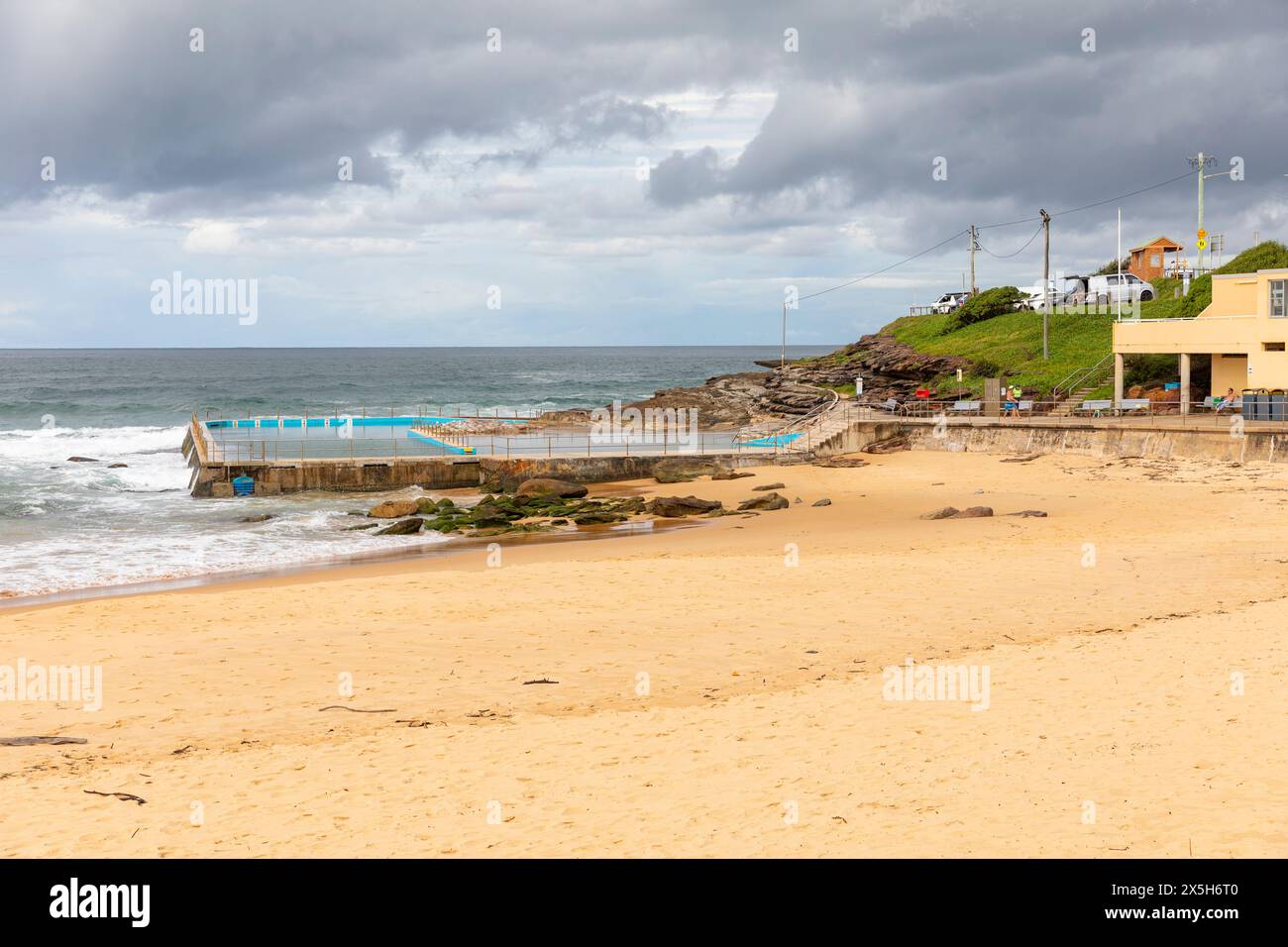 Ocean Rockpool, South Curl Beach Rockpool am stürmischen Herbsttag, sodass der Pool ruhig und leer ist, Sydney, NSW, Australien Stockfoto