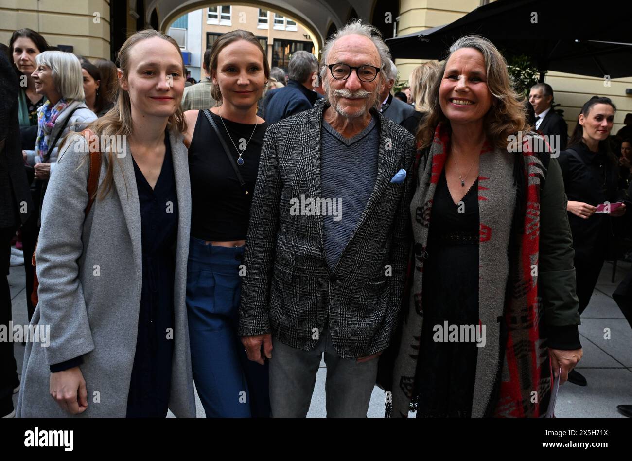 München, Deutschland. Mai 2024. Die Töchter Magdalena und Josephine, Regisseur Franz Xaver Kroetz und Marie Theres Relin nehmen an der Münchner Uraufführung des Ralph Siegel Musicals „ein bisschen Frieden“ am Deutschen Theater Teil. Quelle: Felix Hörhager/dpa/Alamy Live News Stockfoto