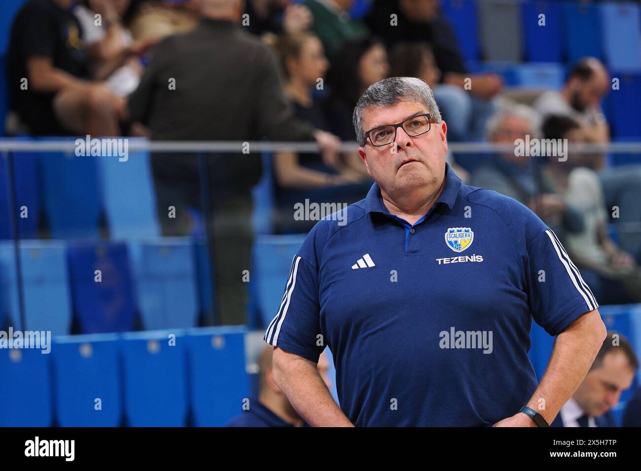 Mailand, Italien. Mai 2024. Alessandro Ramagli, Cheftrainer Scaligera Tezenis Verona während der Playoff - Urania Milano vs Tezenis Verona, italienische Basketball Serie A2 Männer Match in Mailand, Italien, 09. Mai 2024 Credit: Independent Photo Agency/Alamy Live News Stockfoto