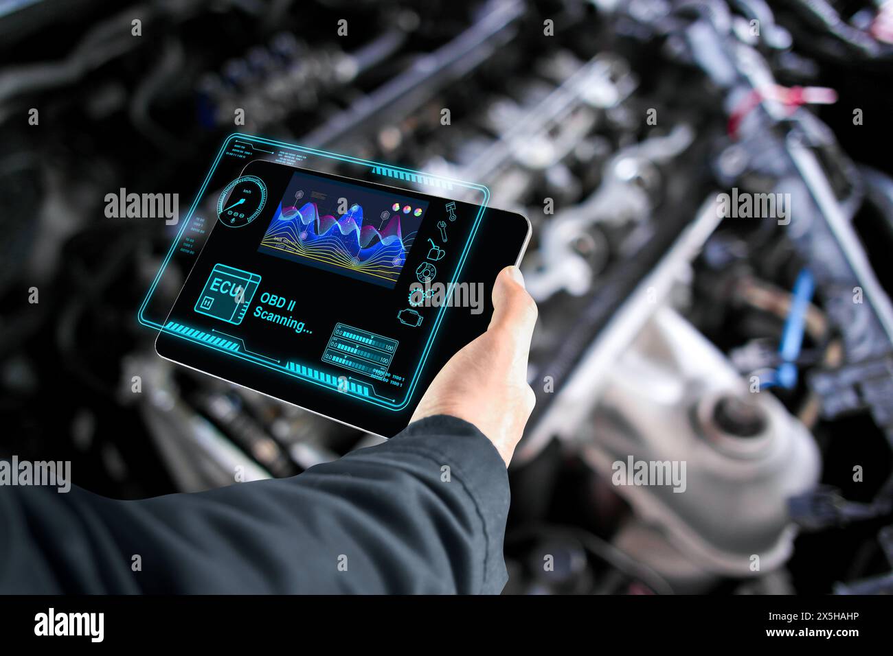 Kfz-Mechaniker prüfen elektronisches Steuergerät ECU mit OBD oder OBD2 drahtlosem Scanner-Tool , Anzeige von Fahrzeuginformationen auf der Bildschirmschnittstelle , Autowarter Stockfoto