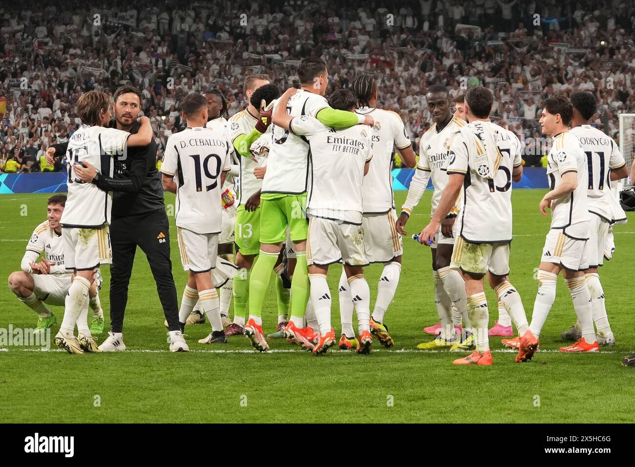 Madrid, Spanien. Mai 2024. Die Spieler von Real Madrid feiern den Sieg 2-1 während der UEFA Champions League, Halbfinale und des 2. Leg-Fußballspiels zwischen Real Madrid und Bayern München am 8. Mai 2024 im Santiago Bernabeu-Stadion in Madrid, Spanien Credit: Abaca Press/Alamy Live News Stockfoto Madrid, Spanien. Mai 2024. Die Spieler von Real Madrid feiern den Sieg 2-1 während der UEFA Champions League, Halbfinale und des 2. Leg-Fußballspiels zwischen Real Madrid und Bayern München am 8. Mai 2024 im Santiago Bernabeu-Stadion in Madrid, Spanien Credit: Abaca Press/Alamy Live News Stockfoto
