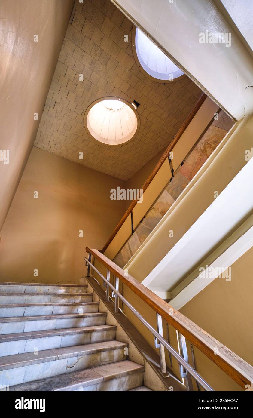 Blick auf die einfache, saubere Marmortreppe. Im sowjetischen sozialistischen, modernistischen Aviation Workers Palace Gemeindezentrum in Taschkent, Usbekistan Stockfoto