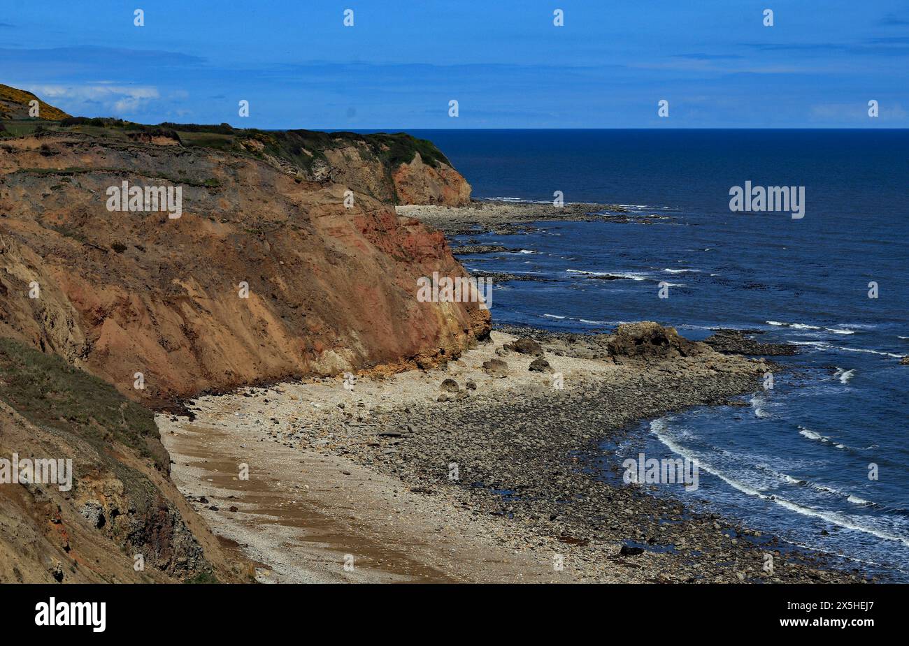 An der Nordostküste Englands zwischen Sunderland und Hartlepool befindet sich eine zerklüftete Küstenlinie, die das Fuchsloch-Gebiet von Easington Beach umfasst. Stockfoto