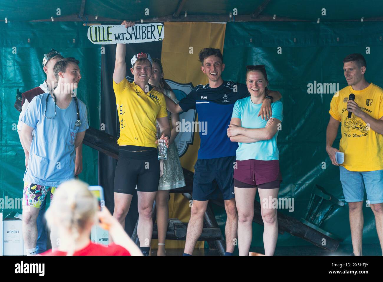Neustadt-Haardt, Deutschland. Mai 2024. Die beiden besten vor der Gewinnbekanntgabe. Das Schubkarren-Rennen findet in Neustadt-Haardt am Himmelfahrt-Nationalfeiertag in Deutschland statt. Alle Rennteilnehmer müssen eine Schubkarre mit einem Eimer voller Wasser zur Ziellinie schieben. Ziel ist es, dies so schnell wie möglich zu tun, ohne Wasser zu verschütten und Hindernisse zu überwinden. Der Rennsieger wird in Weinflaschen gewogen. Gustav Zygmund/Alamy News Stockfoto