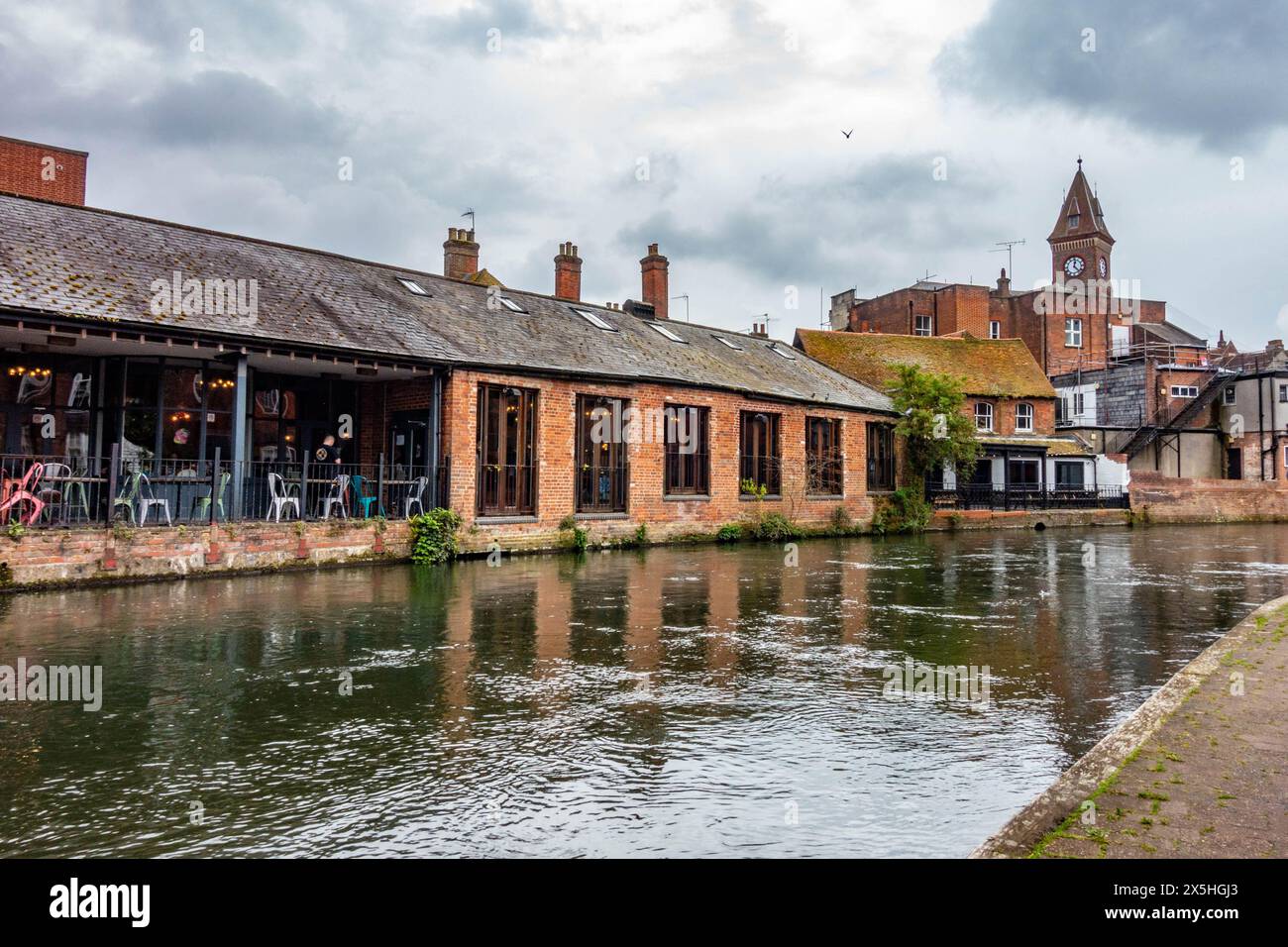 Der Fluss Kennet fließt durch das Zentrum von Newbury in Berkshire, Großbritannien Stockfoto